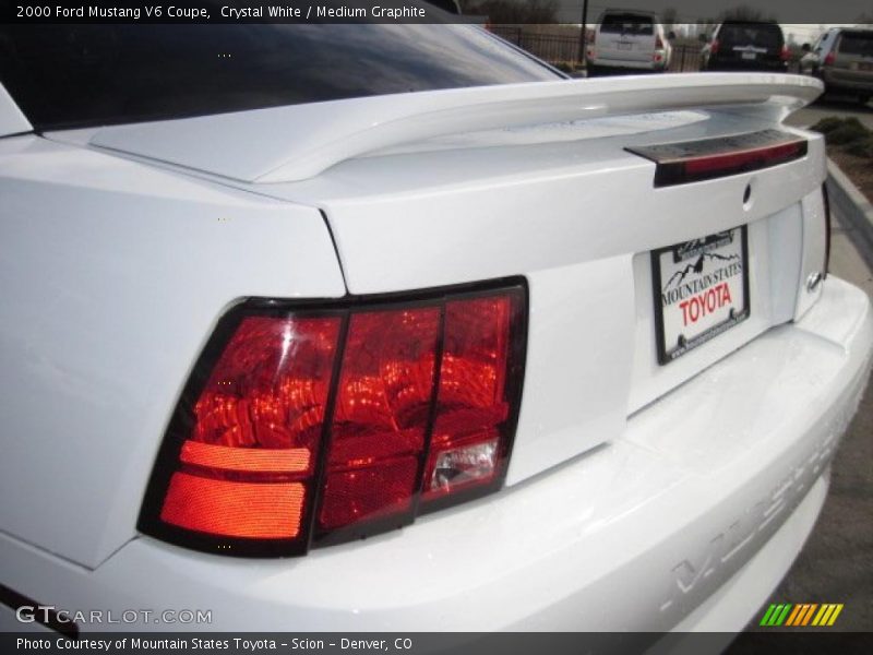Crystal White / Medium Graphite 2000 Ford Mustang V6 Coupe