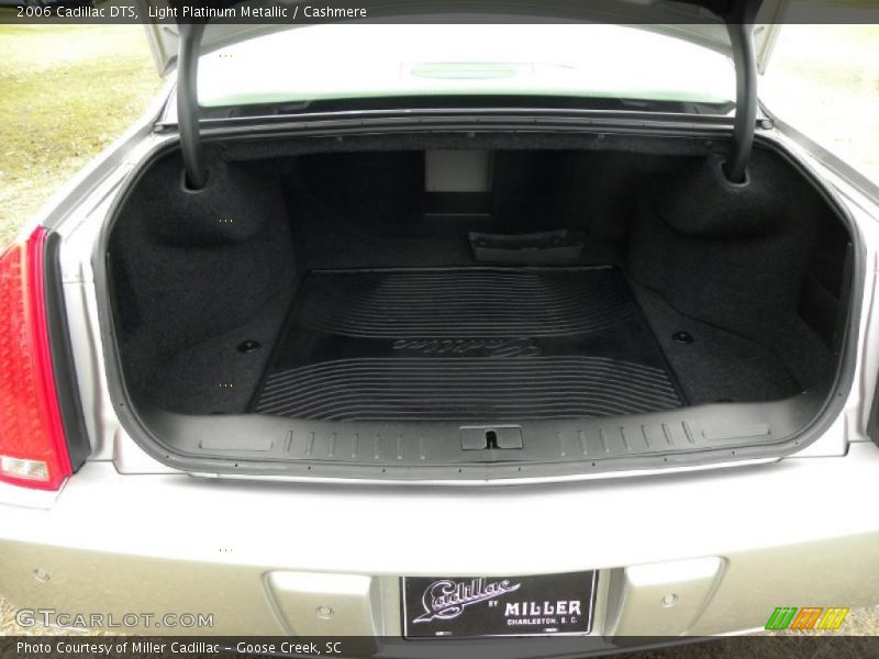 Light Platinum Metallic / Cashmere 2006 Cadillac DTS