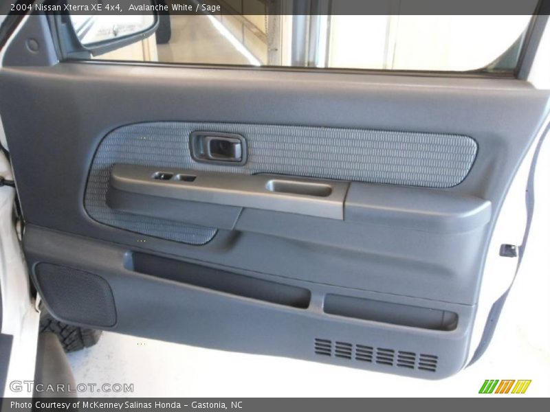 Avalanche White / Sage 2004 Nissan Xterra XE 4x4