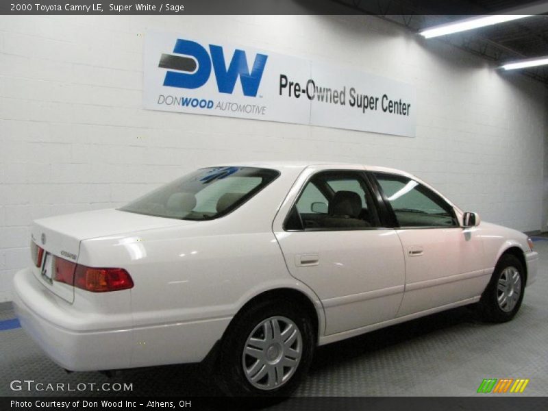 Super White / Sage 2000 Toyota Camry LE