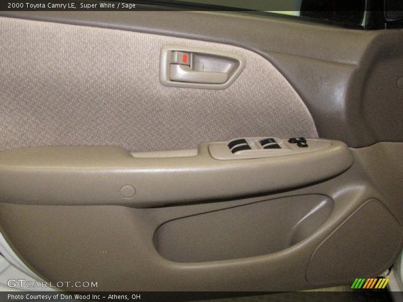 Super White / Sage 2000 Toyota Camry LE