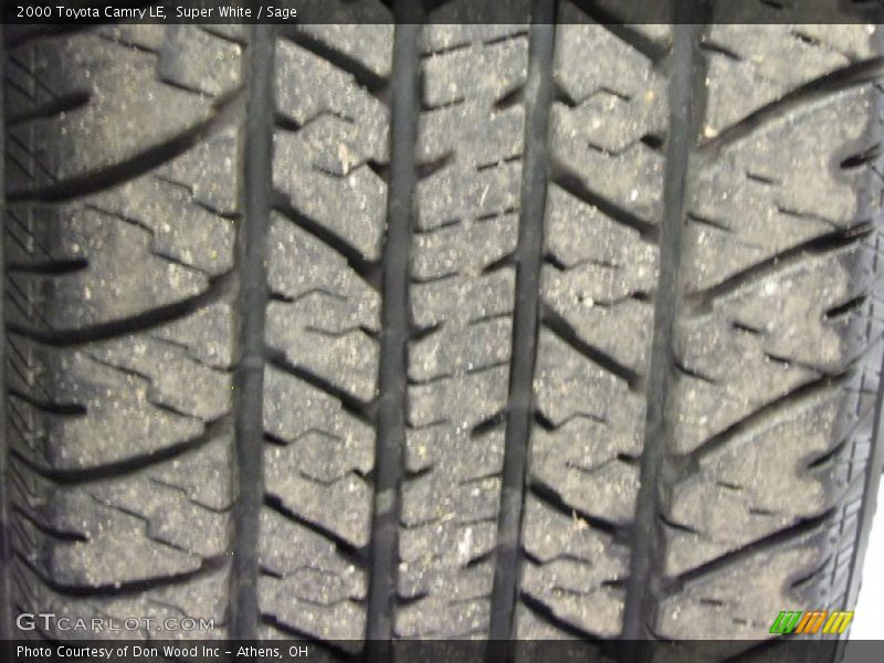 Super White / Sage 2000 Toyota Camry LE