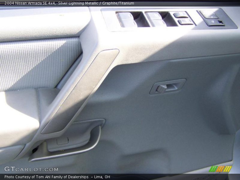 Silver Lightning Metallic / Graphite/Titanium 2004 Nissan Armada SE 4x4