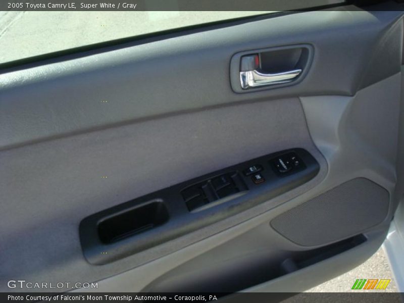 Super White / Gray 2005 Toyota Camry LE