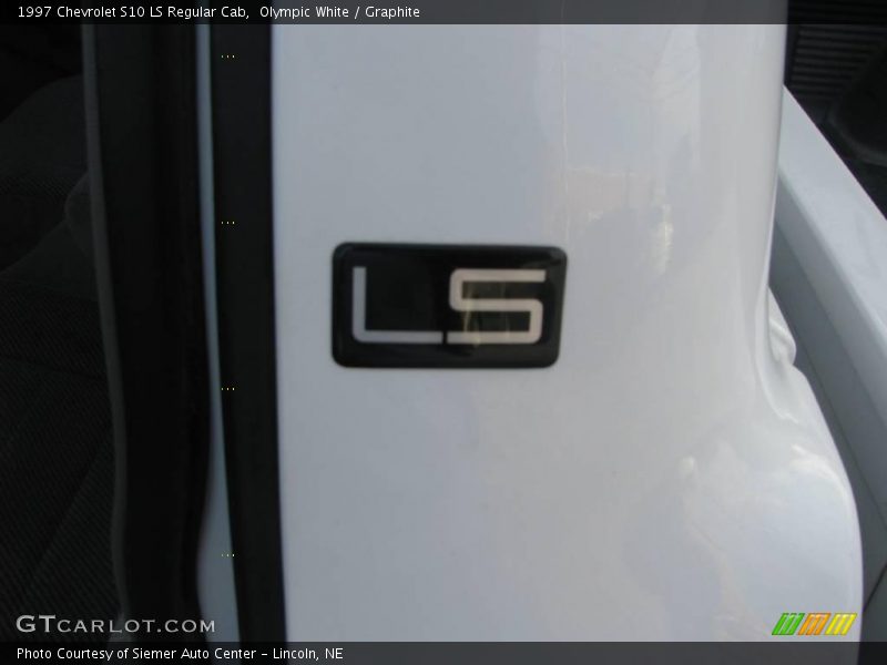 Olympic White / Graphite 1997 Chevrolet S10 LS Regular Cab