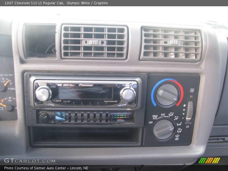 Olympic White / Graphite 1997 Chevrolet S10 LS Regular Cab