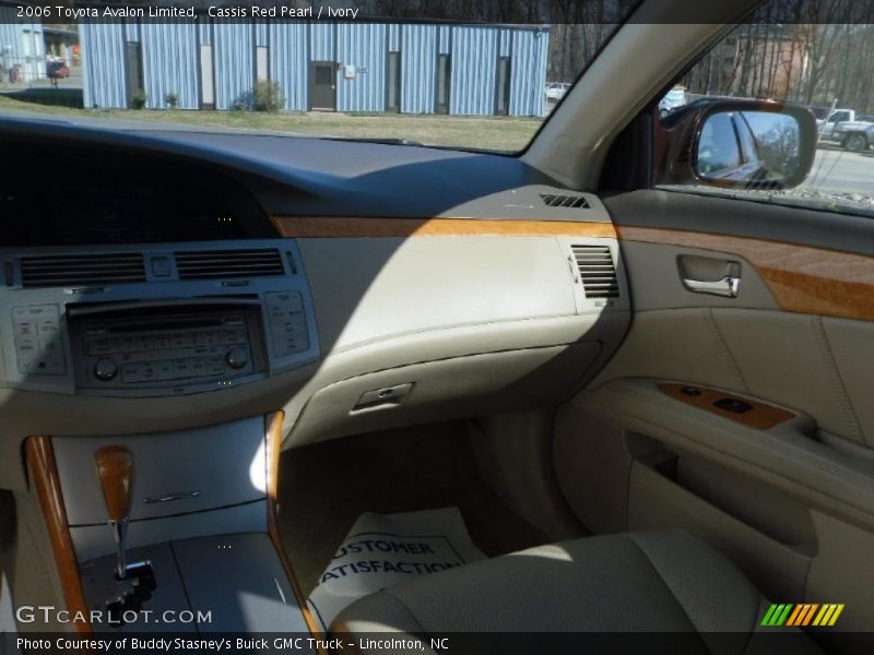 Cassis Red Pearl / Ivory 2006 Toyota Avalon Limited