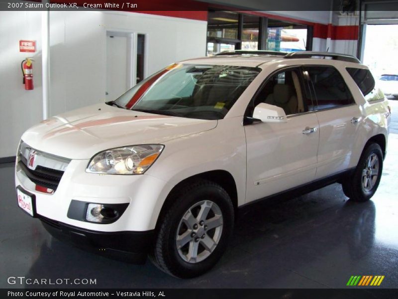 Cream White / Tan 2007 Saturn Outlook XR