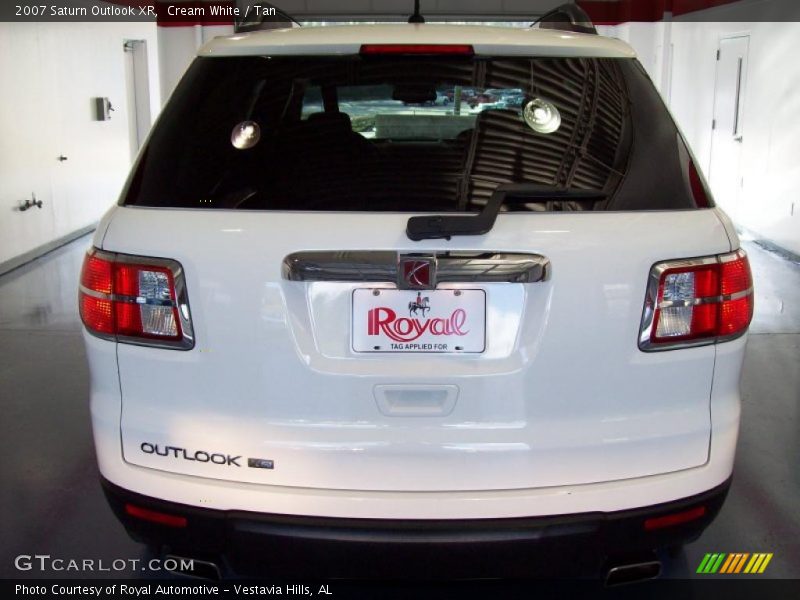 Cream White / Tan 2007 Saturn Outlook XR