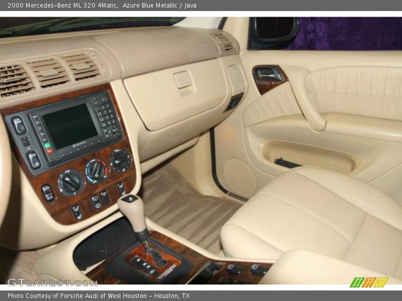 Azure Blue Metallic / Java 2000 Mercedes-Benz ML 320 4Matic