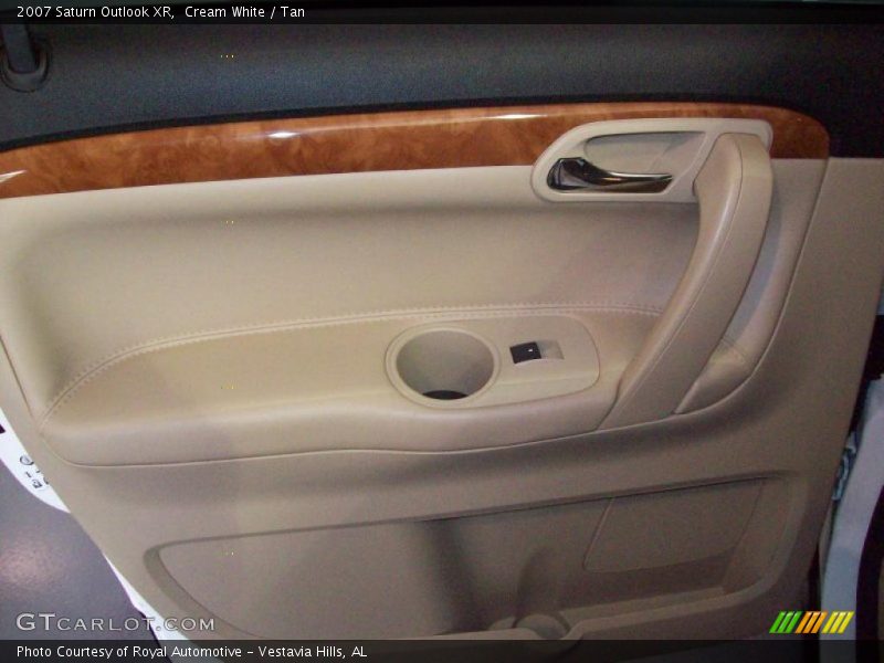 Cream White / Tan 2007 Saturn Outlook XR