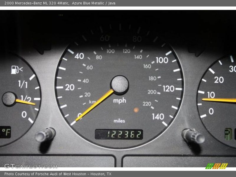 Azure Blue Metallic / Java 2000 Mercedes-Benz ML 320 4Matic