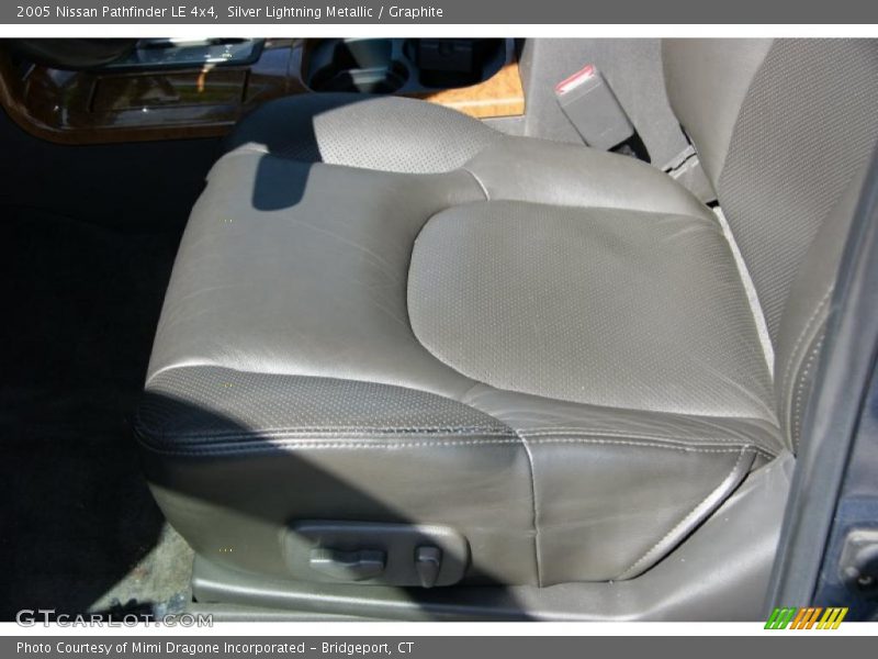 Silver Lightning Metallic / Graphite 2005 Nissan Pathfinder LE 4x4
