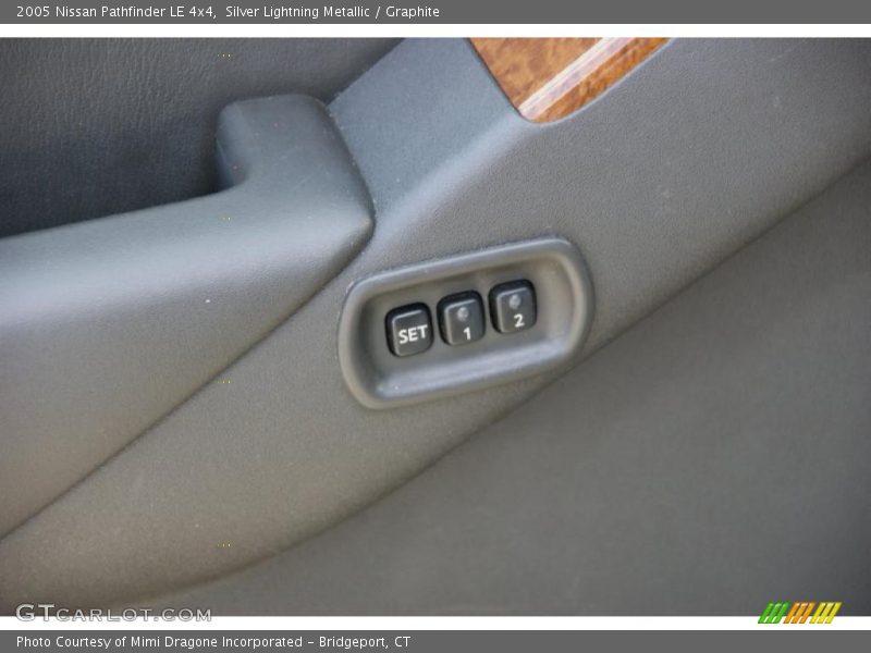 Silver Lightning Metallic / Graphite 2005 Nissan Pathfinder LE 4x4