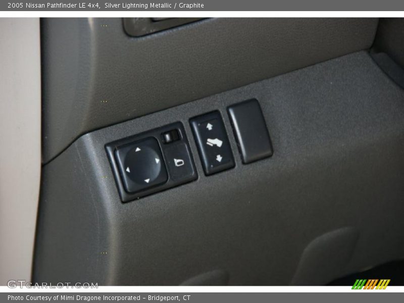 Silver Lightning Metallic / Graphite 2005 Nissan Pathfinder LE 4x4