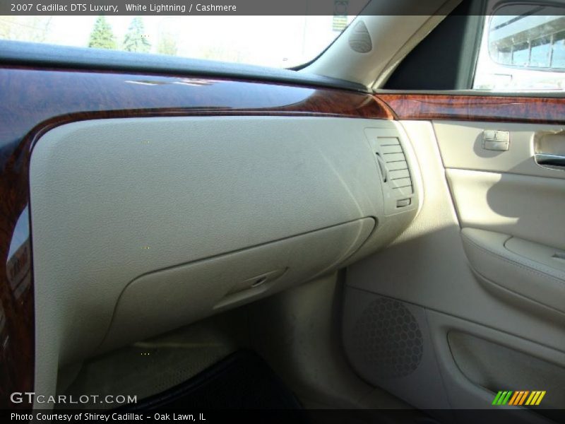 White Lightning / Cashmere 2007 Cadillac DTS Luxury