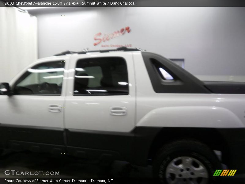 Summit White / Dark Charcoal 2003 Chevrolet Avalanche 1500 Z71 4x4