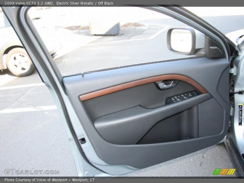 Electric Silver Metallic / Off Black 2009 Volvo XC70 3.2 AWD