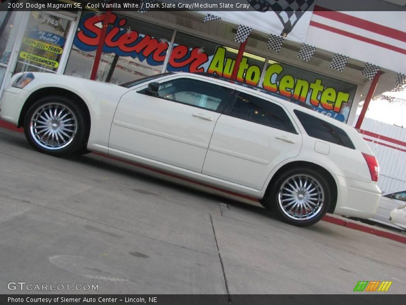 Cool Vanilla White / Dark Slate Gray/Medium Slate Gray 2005 Dodge Magnum SE