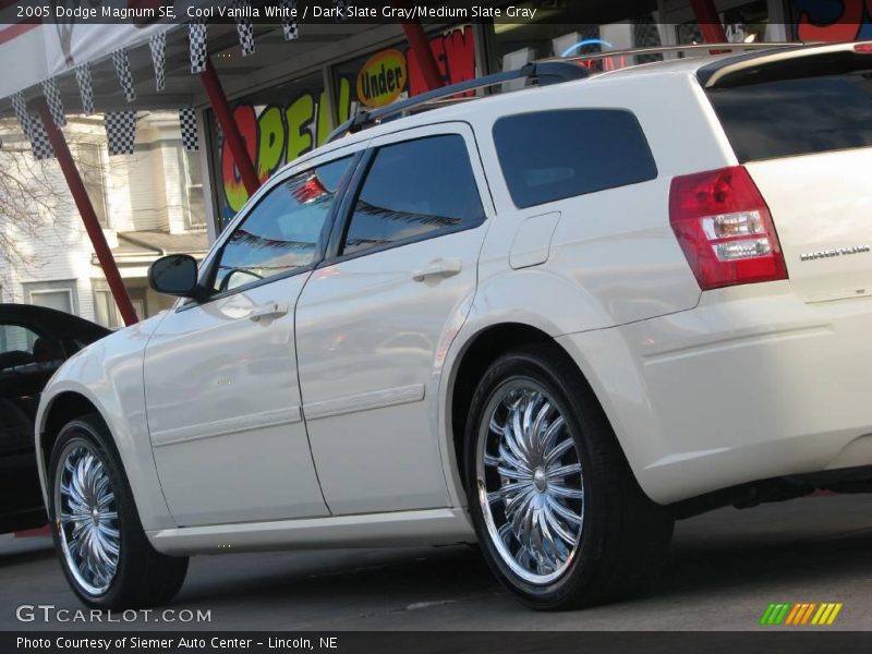 Cool Vanilla White / Dark Slate Gray/Medium Slate Gray 2005 Dodge Magnum SE