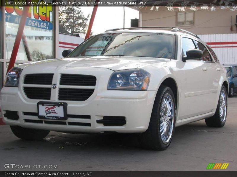 Cool Vanilla White / Dark Slate Gray/Medium Slate Gray 2005 Dodge Magnum SE