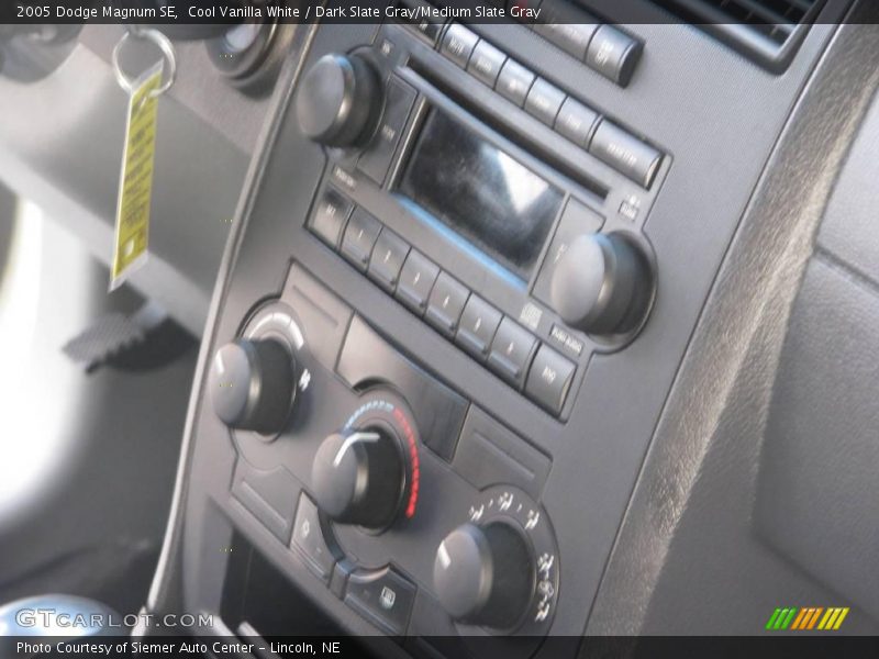 Cool Vanilla White / Dark Slate Gray/Medium Slate Gray 2005 Dodge Magnum SE