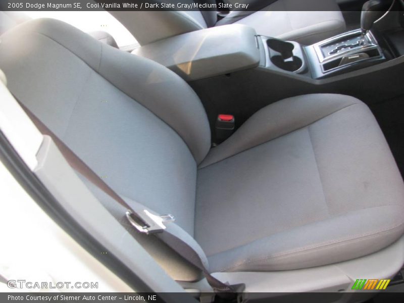 Cool Vanilla White / Dark Slate Gray/Medium Slate Gray 2005 Dodge Magnum SE