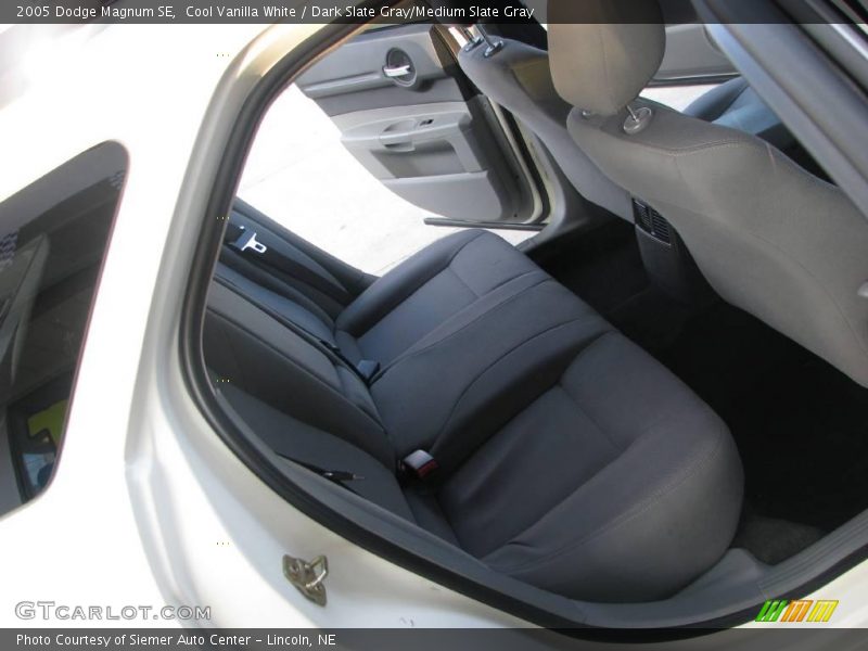 Cool Vanilla White / Dark Slate Gray/Medium Slate Gray 2005 Dodge Magnum SE