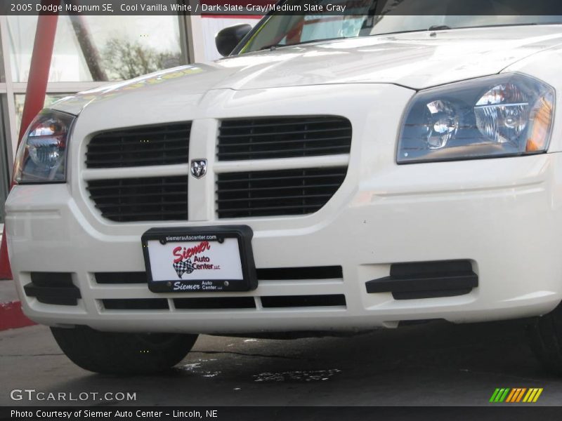 Cool Vanilla White / Dark Slate Gray/Medium Slate Gray 2005 Dodge Magnum SE