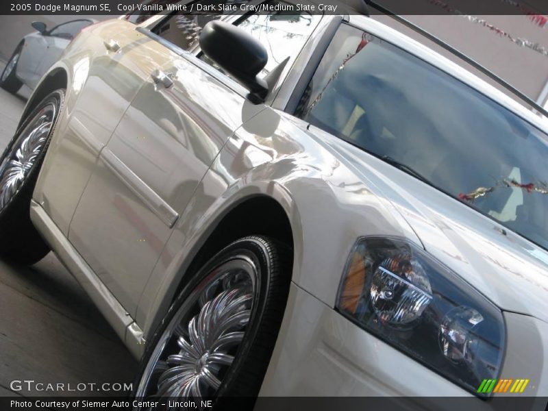 Cool Vanilla White / Dark Slate Gray/Medium Slate Gray 2005 Dodge Magnum SE