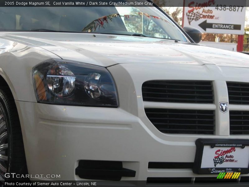 Cool Vanilla White / Dark Slate Gray/Medium Slate Gray 2005 Dodge Magnum SE