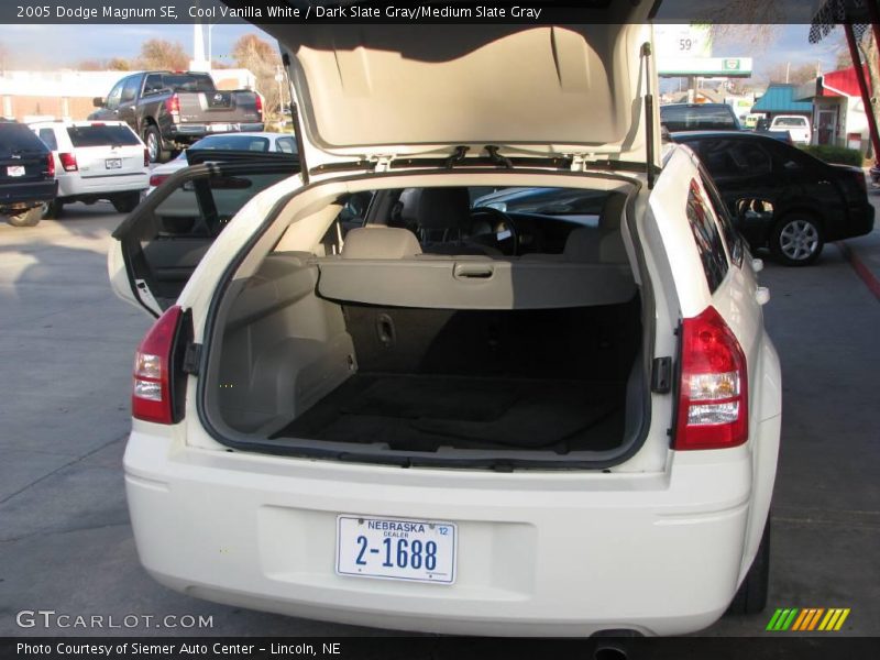 Cool Vanilla White / Dark Slate Gray/Medium Slate Gray 2005 Dodge Magnum SE