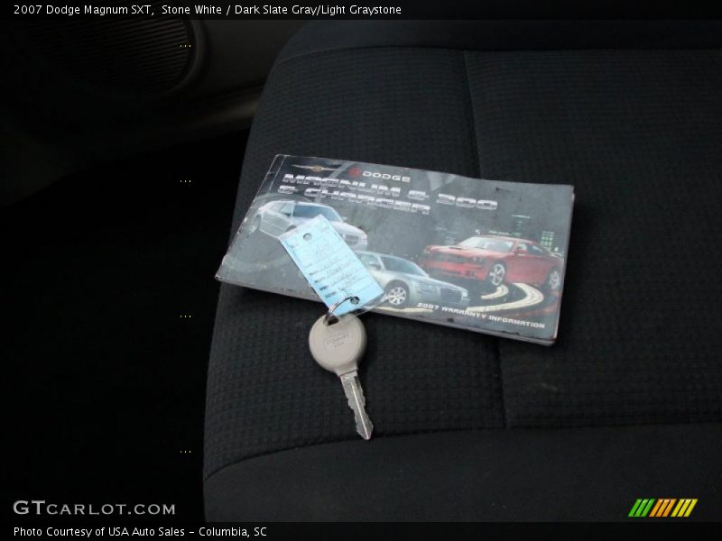 Stone White / Dark Slate Gray/Light Graystone 2007 Dodge Magnum SXT