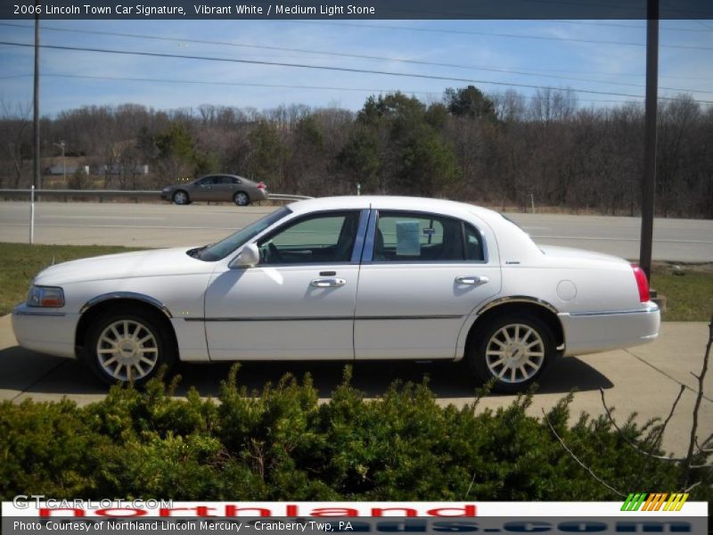 Vibrant White / Medium Light Stone 2006 Lincoln Town Car Signature