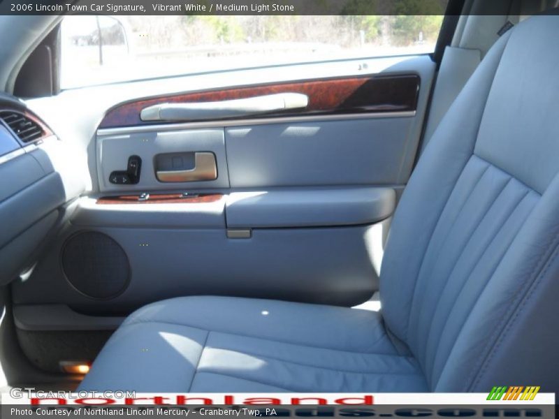 Vibrant White / Medium Light Stone 2006 Lincoln Town Car Signature