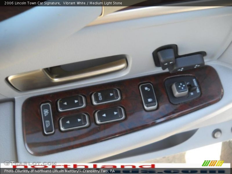 Vibrant White / Medium Light Stone 2006 Lincoln Town Car Signature