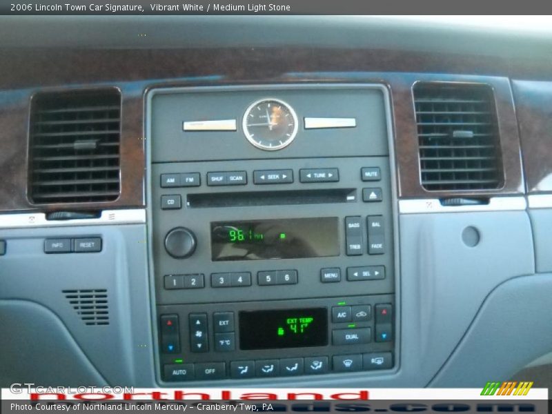 Vibrant White / Medium Light Stone 2006 Lincoln Town Car Signature