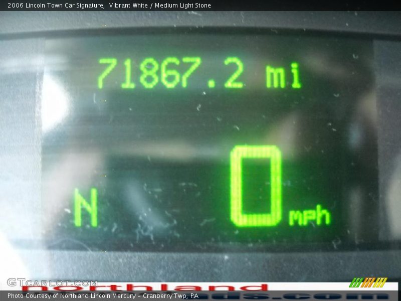 Vibrant White / Medium Light Stone 2006 Lincoln Town Car Signature