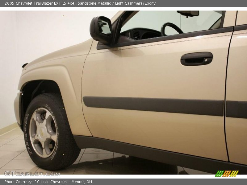 Sandstone Metallic / Light Cashmere/Ebony 2005 Chevrolet TrailBlazer EXT LS 4x4