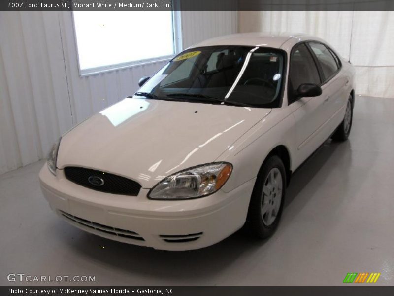 Vibrant White / Medium/Dark Flint 2007 Ford Taurus SE