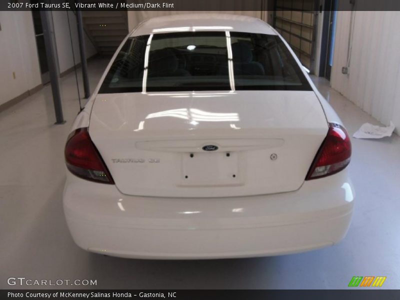 Vibrant White / Medium/Dark Flint 2007 Ford Taurus SE