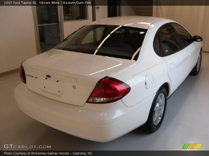 Vibrant White / Medium/Dark Flint 2007 Ford Taurus SE