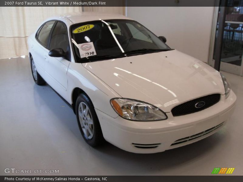 Vibrant White / Medium/Dark Flint 2007 Ford Taurus SE