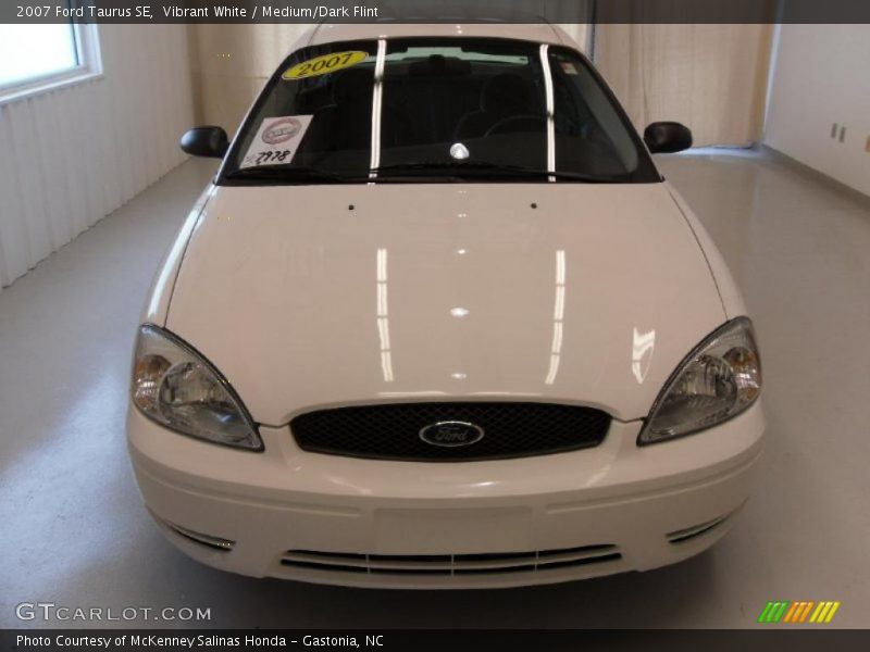 Vibrant White / Medium/Dark Flint 2007 Ford Taurus SE
