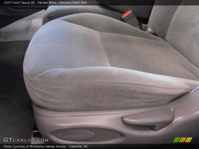 Vibrant White / Medium/Dark Flint 2007 Ford Taurus SE