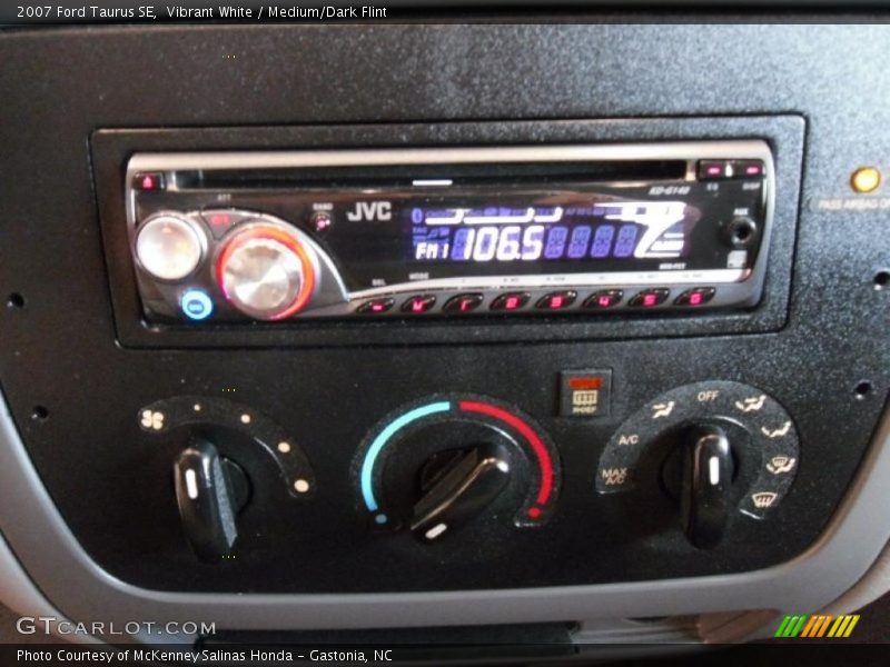 Vibrant White / Medium/Dark Flint 2007 Ford Taurus SE