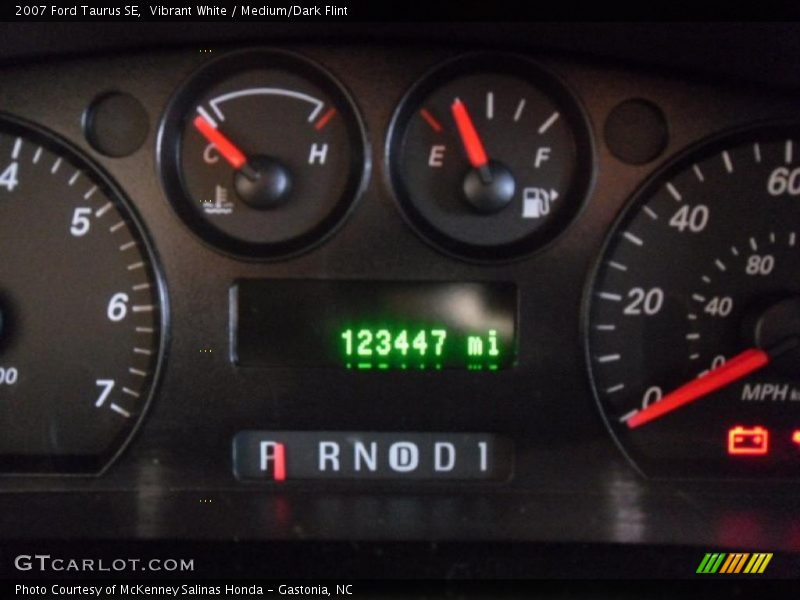 Vibrant White / Medium/Dark Flint 2007 Ford Taurus SE