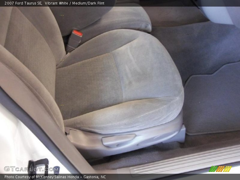 Vibrant White / Medium/Dark Flint 2007 Ford Taurus SE