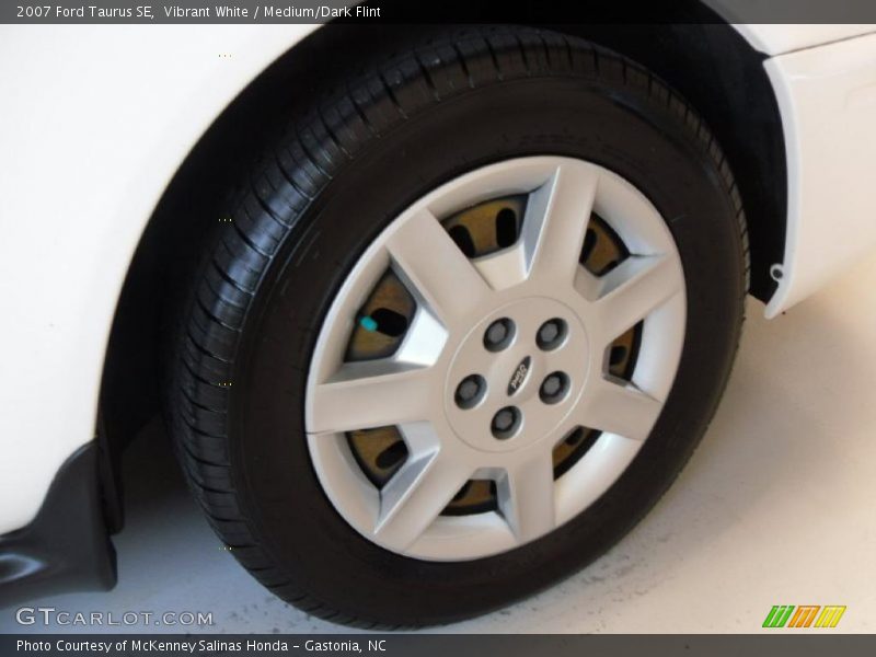 Vibrant White / Medium/Dark Flint 2007 Ford Taurus SE