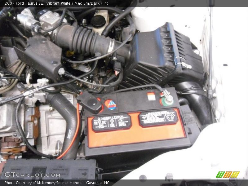 Vibrant White / Medium/Dark Flint 2007 Ford Taurus SE